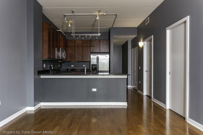 Building Photo - 873 N Larrabee St