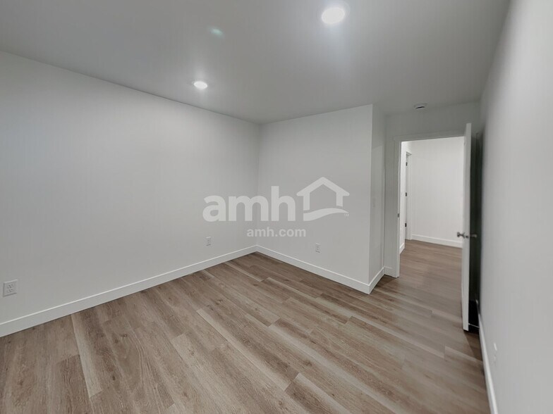 Building Photo - 8544 47th Pl NE