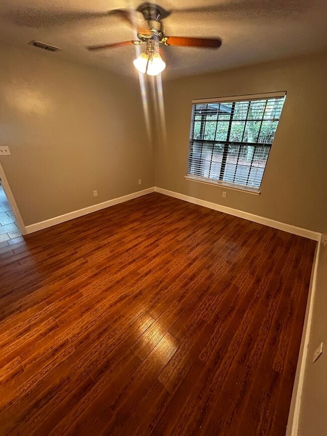 Building Photo - Gorgeous Freshly Remodeled 2 Bedroom 2 Bat...