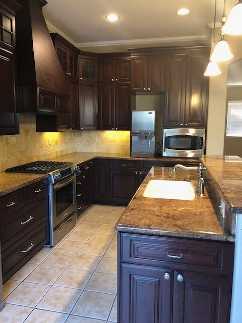 Building Photo - Gorgeous 3 bedroom 2 bath