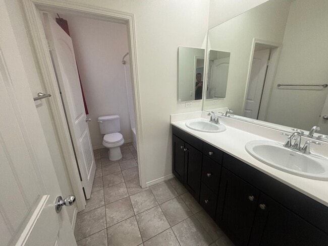 Building Photo - Stylish 3 Bedroom Home in the Gated River ...