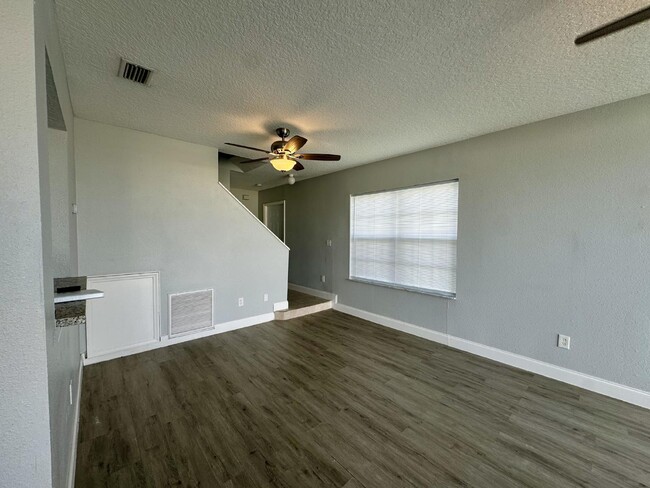 Building Photo - Contemporary Townhome for Rent in Davenpor...