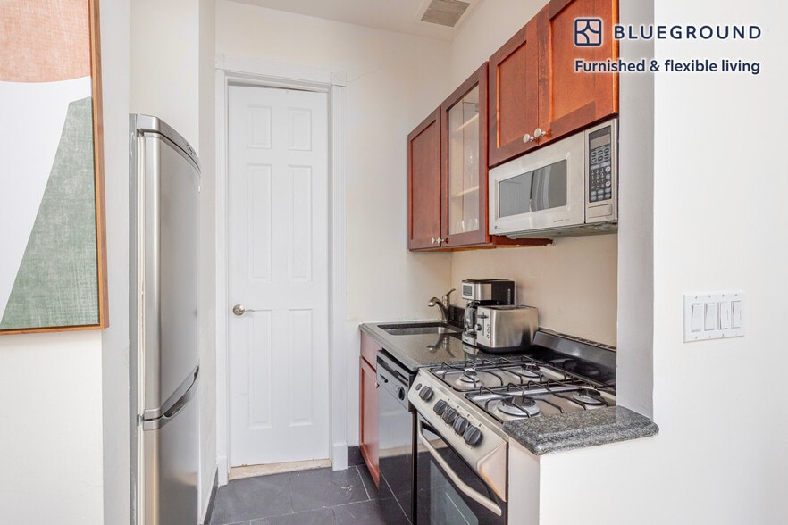 Building Photo - 118 Christopher St