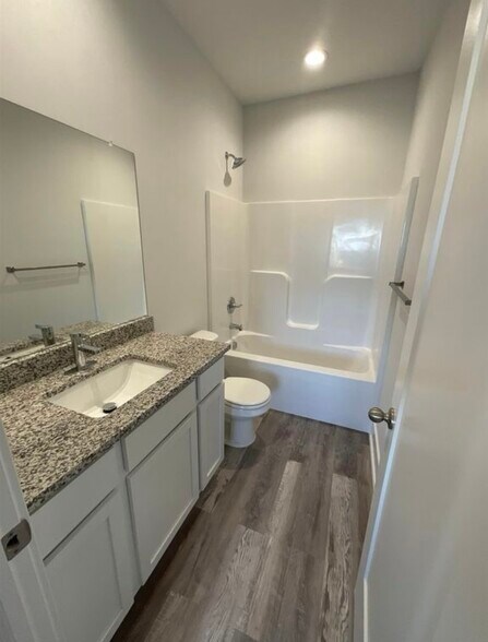 Building Photo - 5480 Colburn Ct E