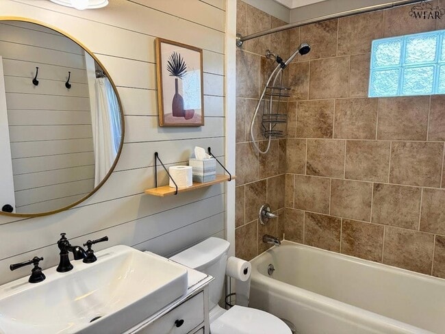 Building Photo - 1716 Victory Ave