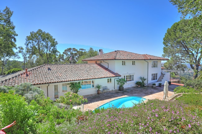 Building Photo - Breathtaking Private Estate