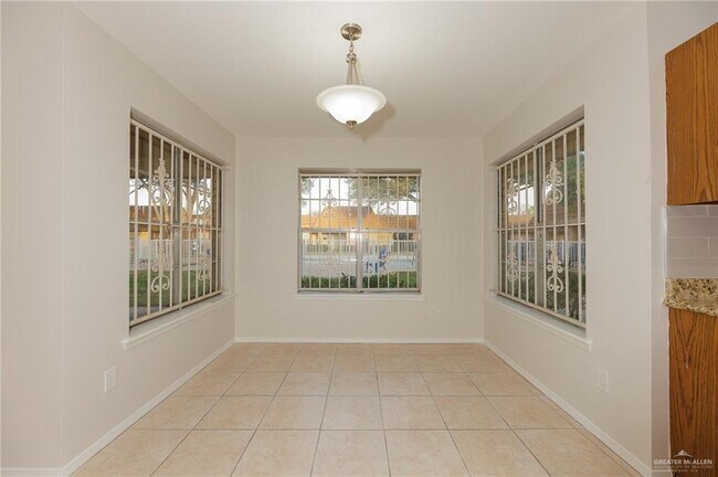 Building Photo - 500 E El Rancho Ave