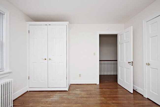 Building Photo - Student-Friendly Home in Desirable Univers...