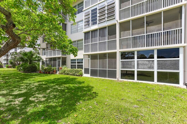 Building Photo - 2800 N Palm Aire Dr