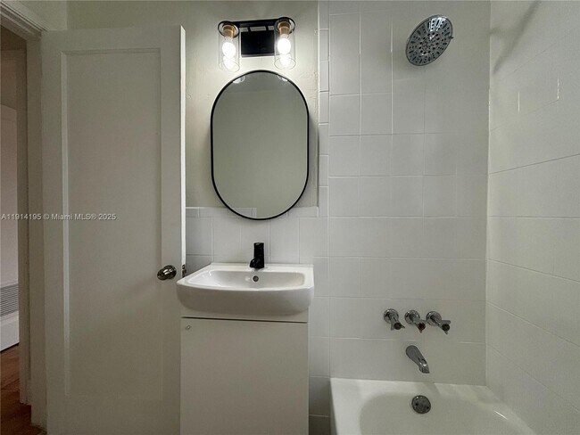 Building Photo - 111 SW 31st Ct