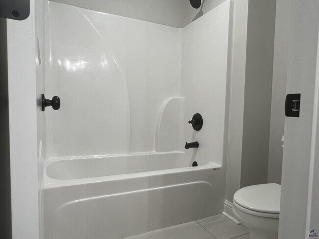 Building Photo - 250 High Ridge Ct