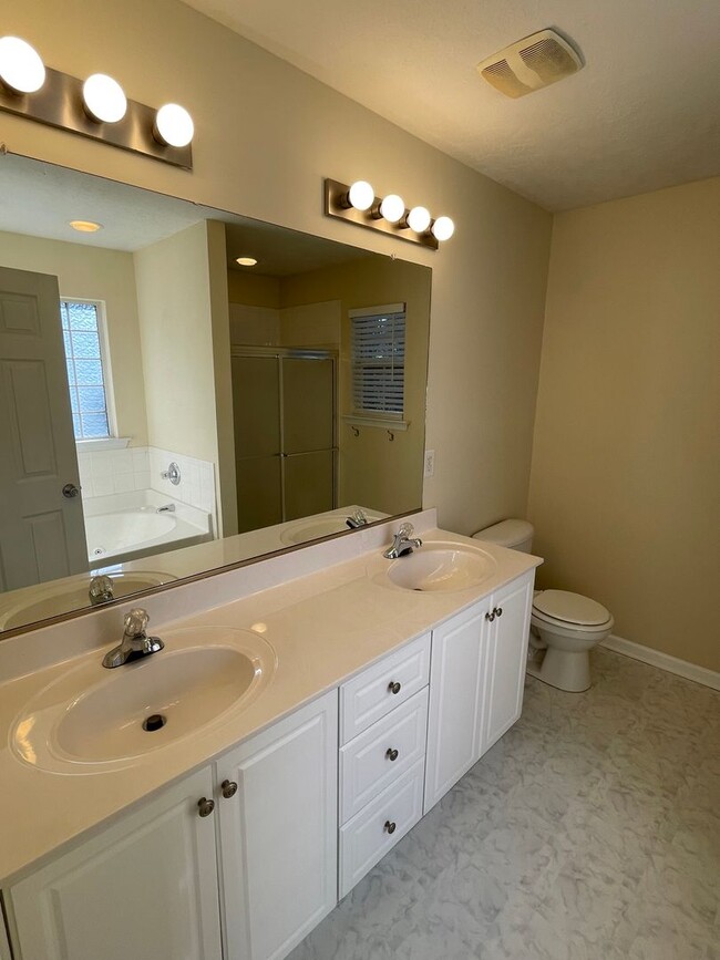 Building Photo - 612 Lory Ln