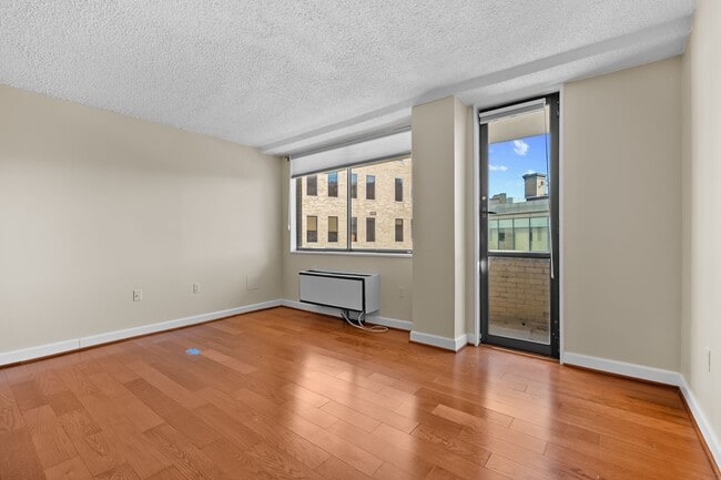 Building Photo - Spacious Renovated Dupont Circle Condo Walking Distance to Metro!