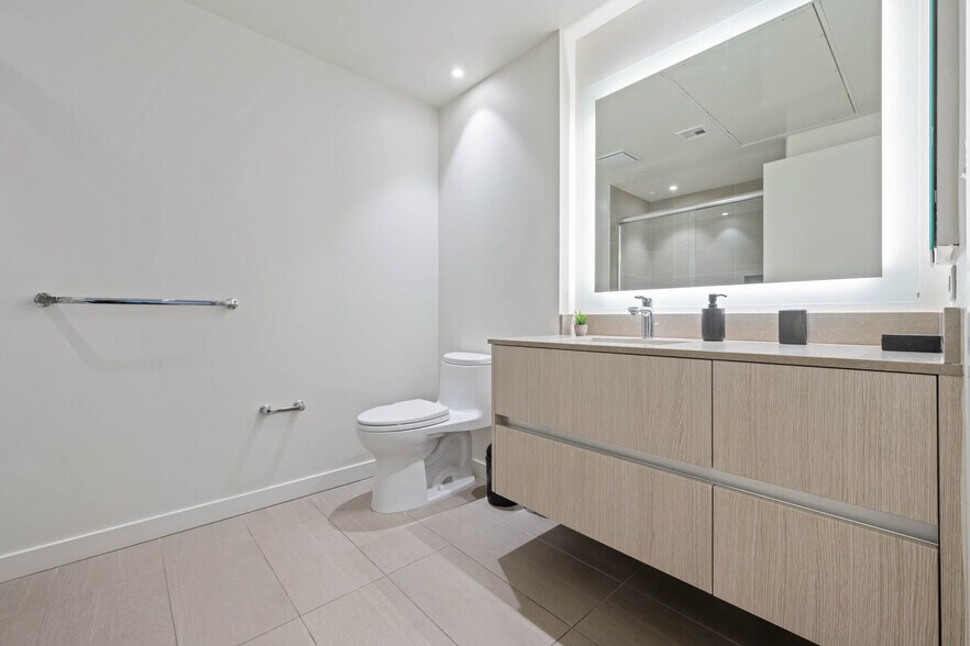 Building Photo - 5851 W 88th-Serenity Suite 318C-88