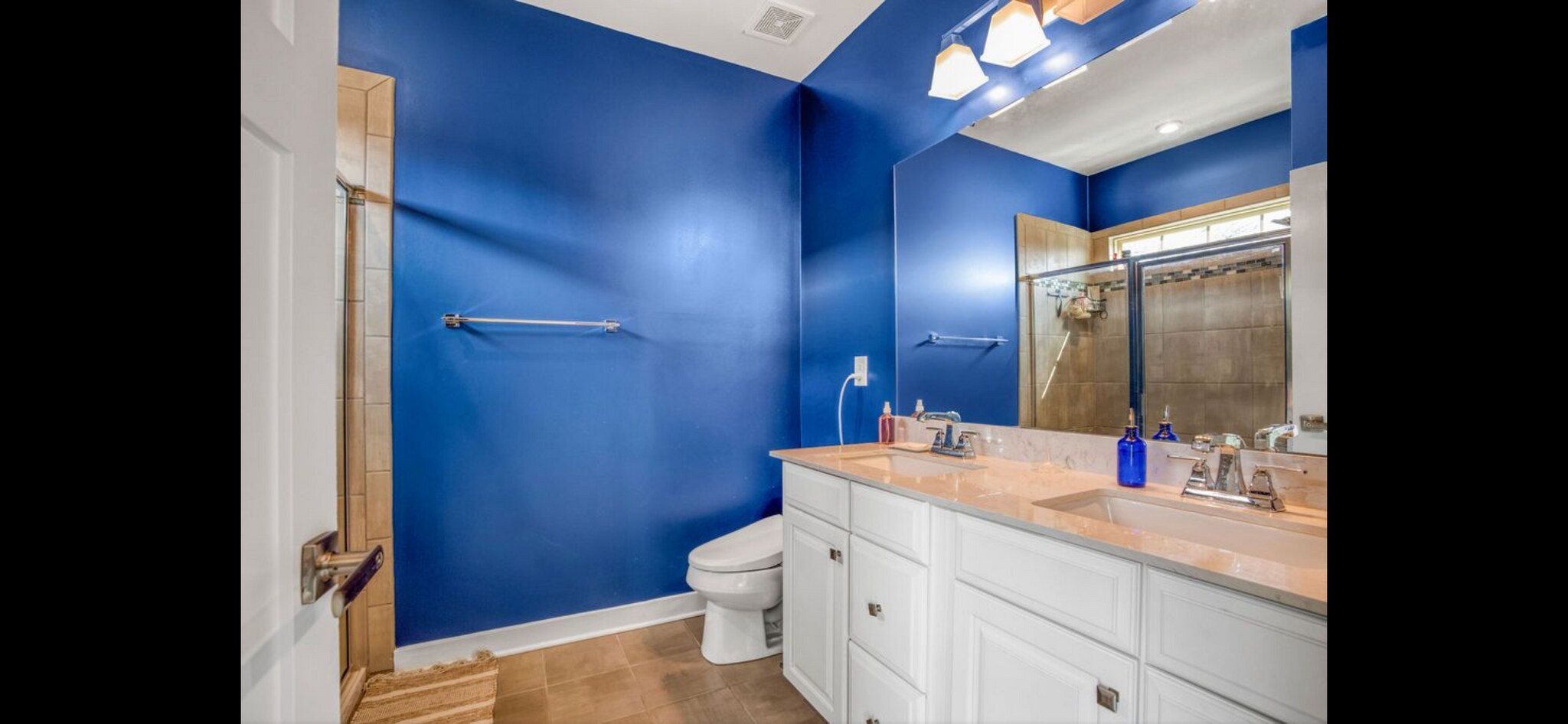 Main bathroom with dual sinks - 4424 Carteret St