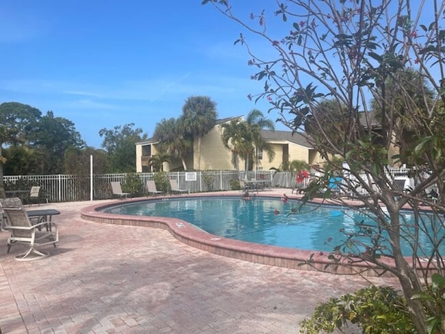 Building Photo - Spacious 3BR/2BA Condo Near Siesta Key Beach – Amenities Included!