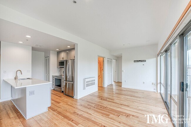 Building Photo - Top-Floor 2BD/2BA Condo w/ Stunning Park Views & Utilities Included