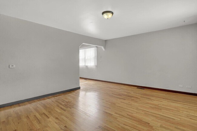 Building Photo - 623 Iowa Ave
