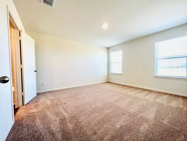 Building Photo - Gorgeous 3 bedroom | 2.5 bath home in great location!