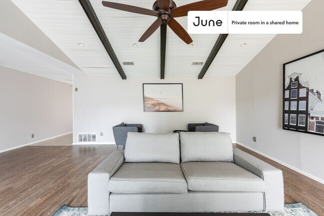 Building Photo - Private bedroom in 3 bed/2 bath Home