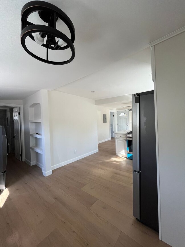 Building Photo - Beautifully Remodeled 2 Bed / 1 Bath Home in Orange