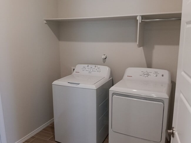 Building Photo - Beautiful 3 bedroom, 2 bathroom home in Ri...