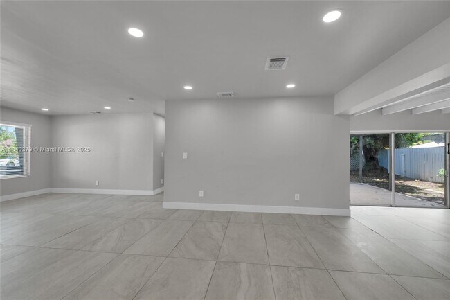 Building Photo - 2224 Plunkett St