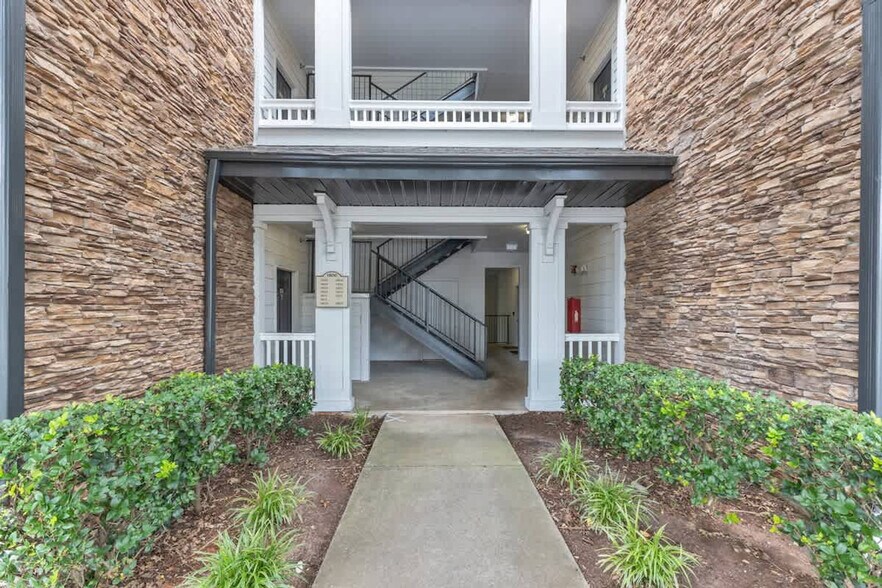 Building Photo - 1803 Brisbane Woods Way