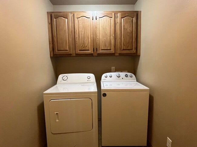 Building Photo - 1528 E 11th Cove