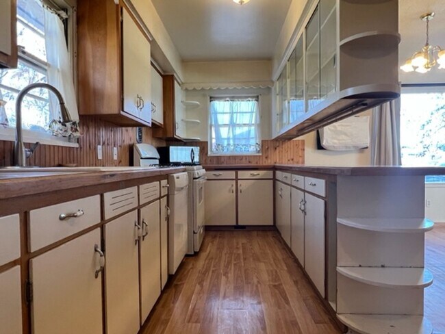 Building Photo - Bi-Level House w/ Massive Backyard, Storage, & Character!