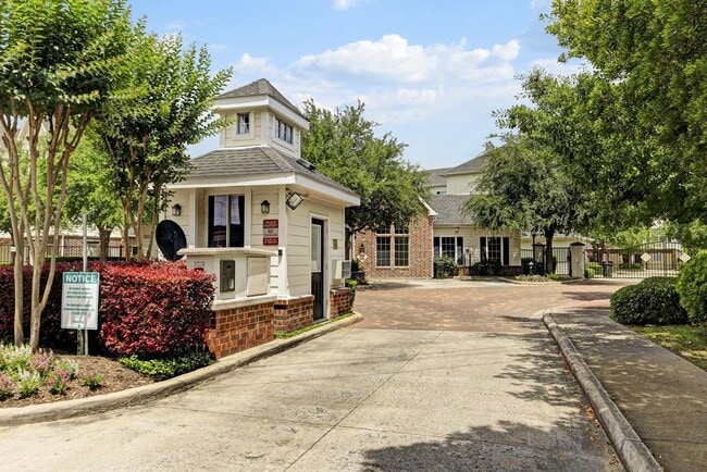 Building Photo - 9200 Westheimer Rd