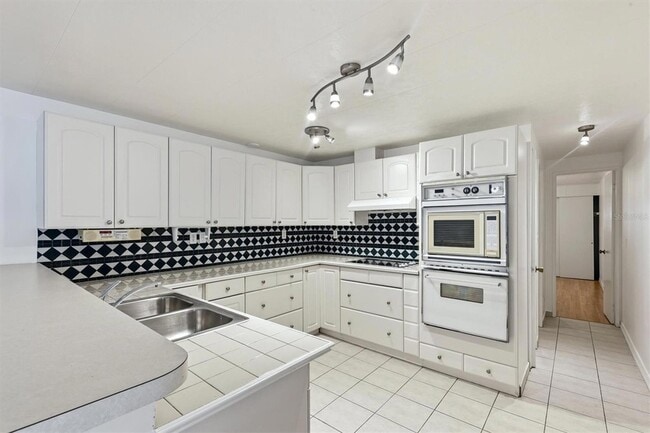 Building Photo - 5236 Kenwood Ave