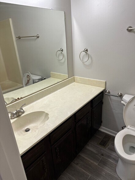 Building Photo - 643 Walker Rd