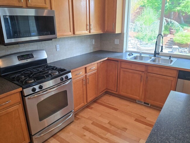 Building Photo - Gorgeous 4 Bedroom Lake Stevens Home in Cr...
