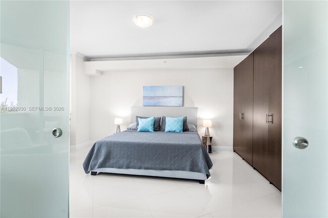 Building Photo - 300 South Pointe Dr