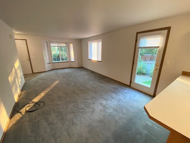 Building Photo - 3 Bed on Cul-de-sac with Great Backyard an...