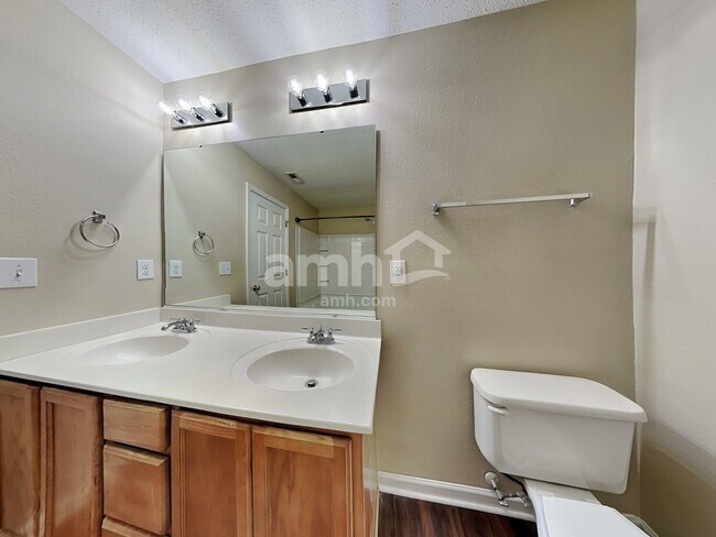 Building Photo - 221 Timberwood Dr