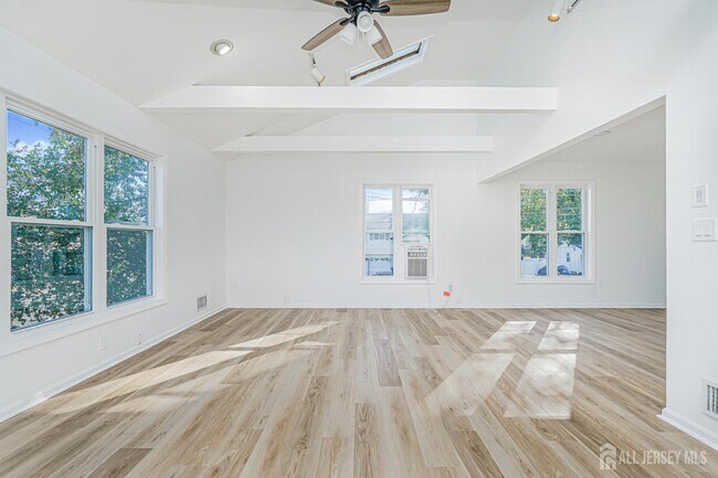 Building Photo - 17 Throckmorton Ln