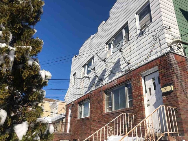 Building Photo - 16 Beacon Ave