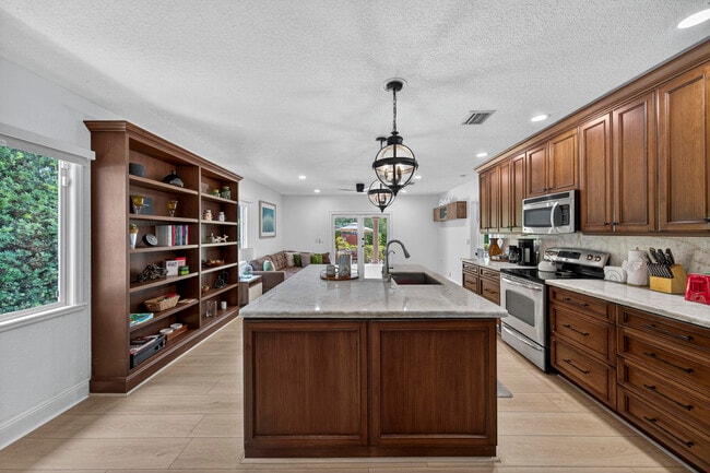 Building Photo - 510 NE 8th Ave