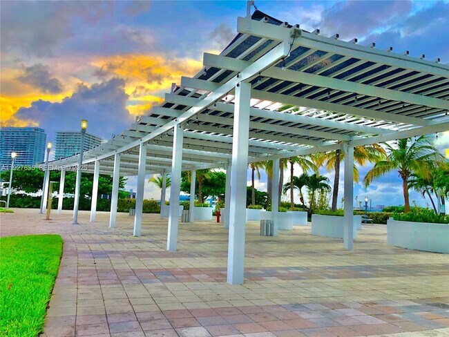 Building Photo - 601 NE 36th St