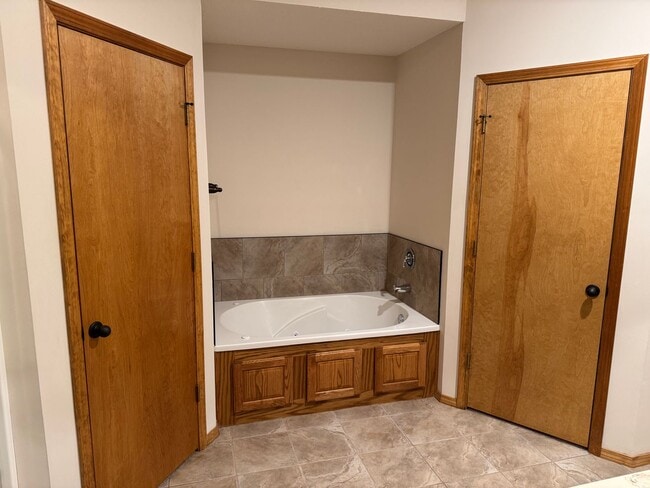 Building Photo - BEAUTIFUL 3 bedroom | 2 bathroom | 3 Car G...