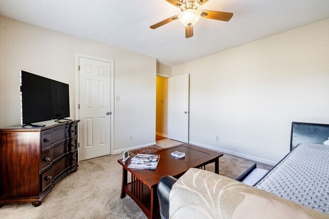 Building Photo - Furnished or Unfurnished Top Floor Condo