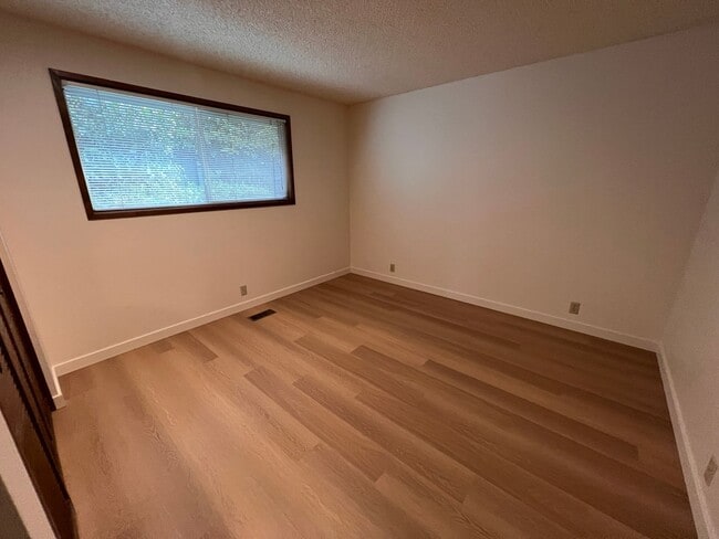 Building Photo - 2 bed 1.5 bath Eugene townhome