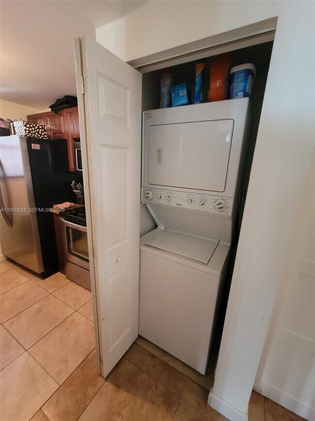 Building Photo - 2600 SW 27th Ave