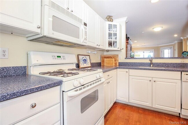 Building Photo - 213 Waterside Close