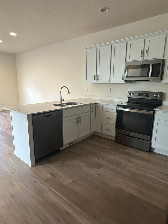 Building Photo - Gorgeous Townhome!!!