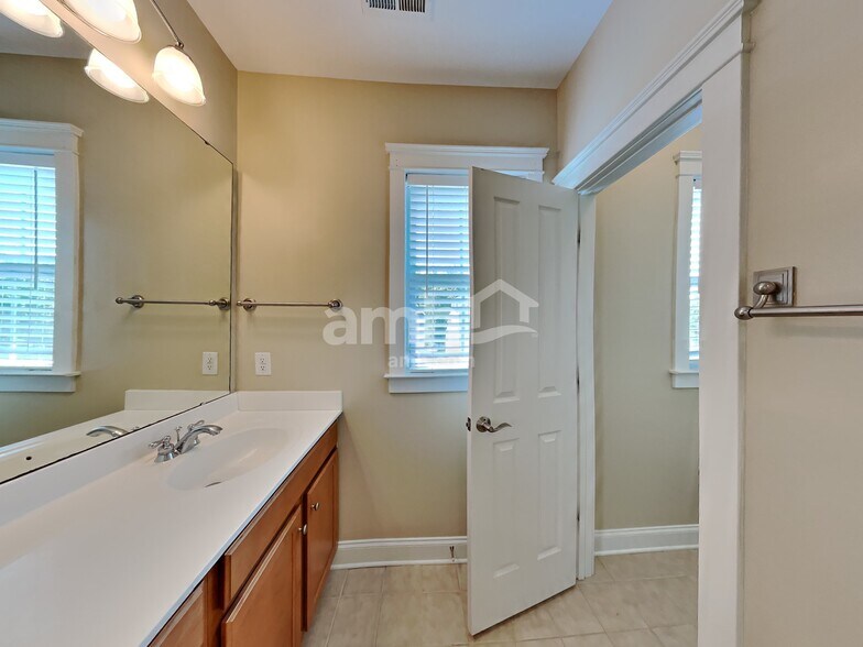 Building Photo - 155 Water Oak Dr