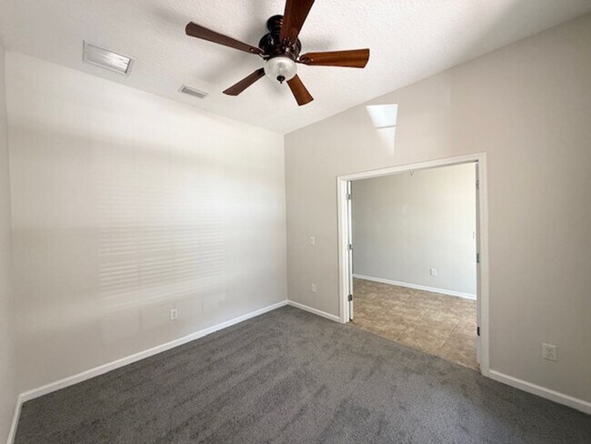 Building Photo - Spacious and well-appointed 4-bedroom, 3.5...