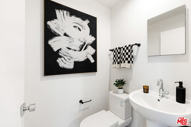 Building Photo - 220 N Coronado St